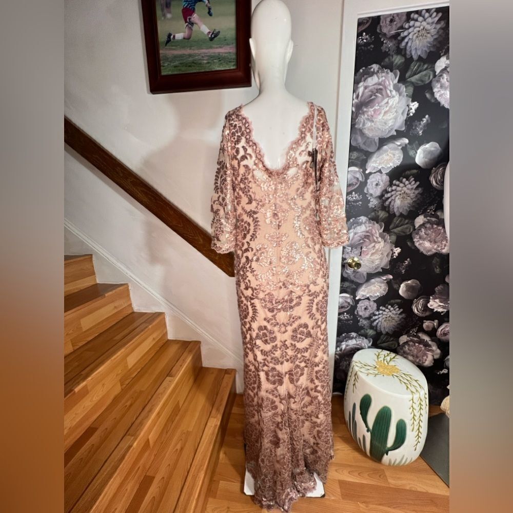 New BHLDN Tadashi Shoji Yvonne
Rose Gold
Sequined Lace Gown/ size 6 - Picture 5 of 8